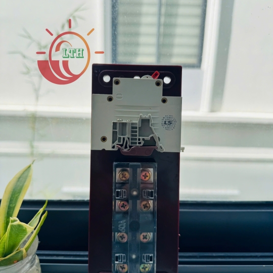 Bảng Điện Cửa Cột Đèn Gồm 4 Cực + 1 Aptomat 1 cực 10A