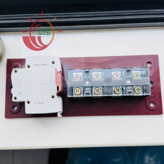 Bảng Điện Cửa Cột Đèn Gồm 4 Cực + 1 Aptomat 1 cực 6A-10A