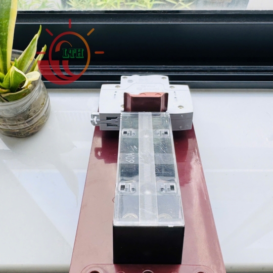 Bảng Điện Cửa Cột Đèn Gồm 4 Cực + 1 Aptomat 1 cực 6A-10A