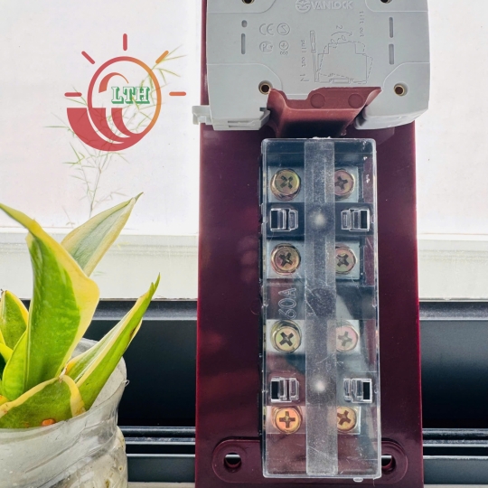 Bảng Điện Cửa Cột Đèn Gồm 4 Cực + 1 Aptomat 1 cực 6A-10A